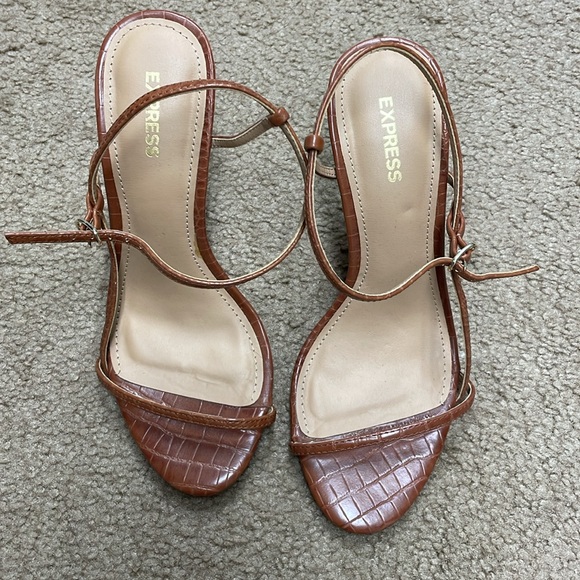 Express women strap brown heels. Size 6 - Picture 6 of 6